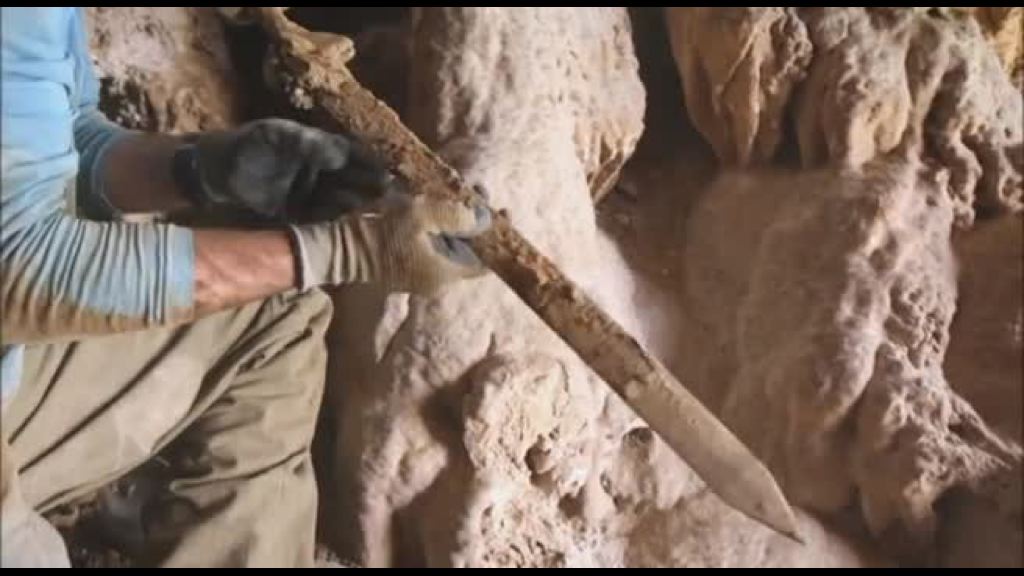 israele,-quattro-spade-romane-intatte-scoperte-in-una-grotta
